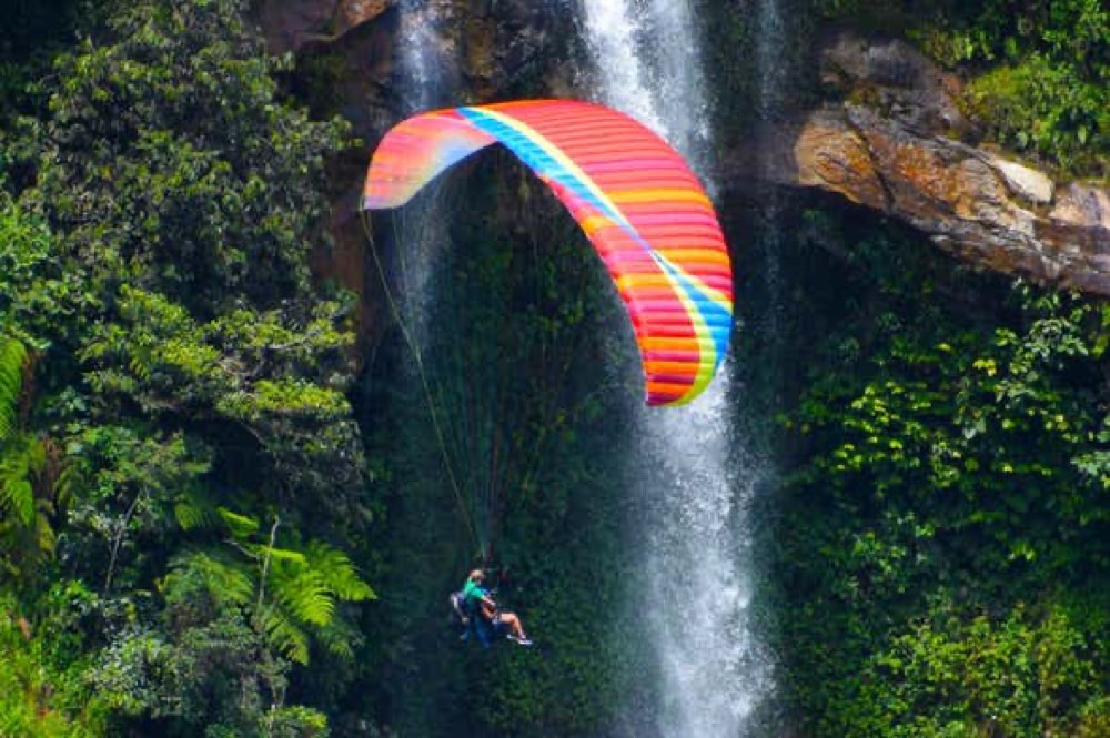 Parapente sobre las cascadas de Cocorná