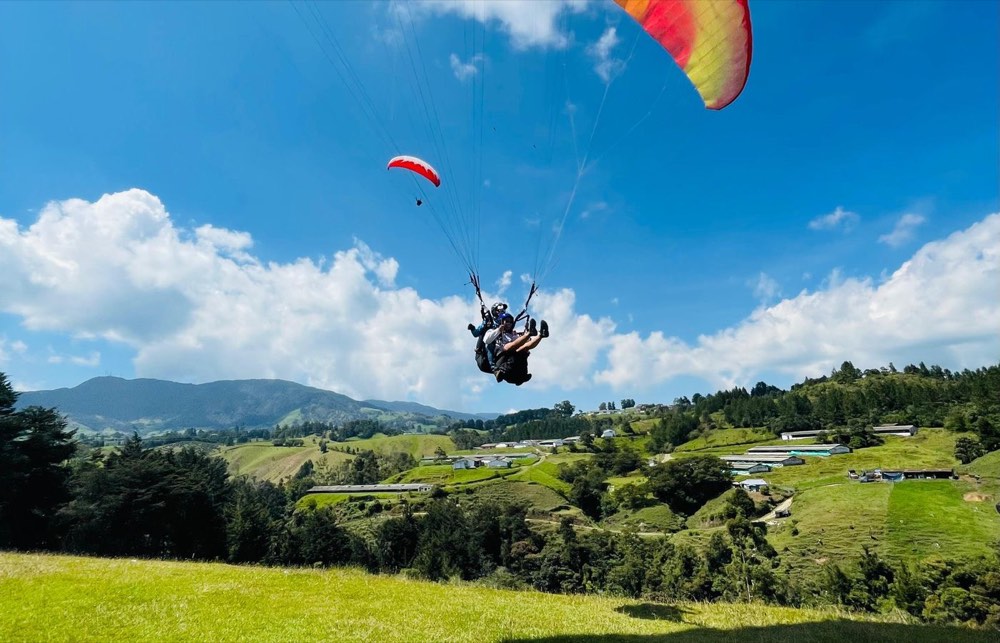 Parapente sobre Medellín desde San Félix